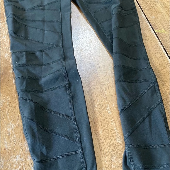 Beautiful lululemon leggings size 6 green color - Picture 7 of 11